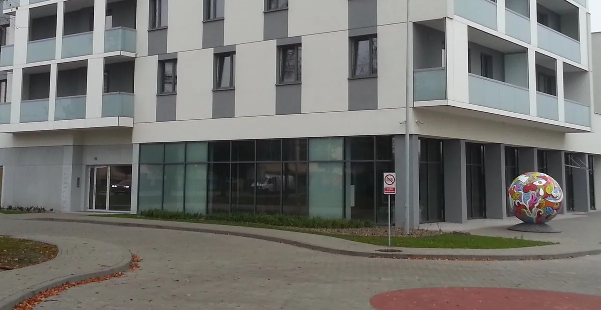 Budynek przy ulicy Fabrycznej 5/9 w Krakowie, wejście do poradni na poziomie parteru